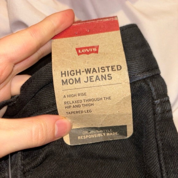 NWT Levi’s High Waisted Mom Jean - Picture 3 of 12